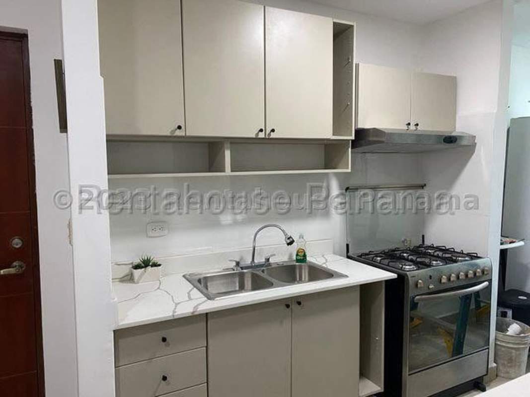 Second furnished bedroom with closet and large window Green Bay Costa del Este