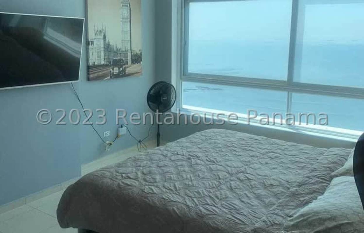 Contemporary kitchen with granite counters and appliances PH BICSA Tower Panama