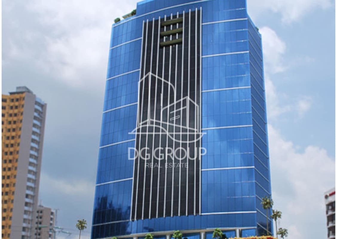 Interior corporate workspace with porcelain floors and natural lighting in Costa del Este