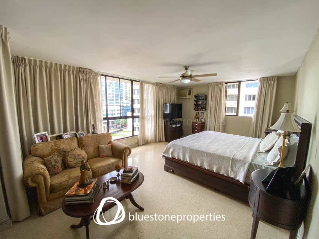 Luxury bedroom with closet, panoramic windows, ceiling fan PH Marbella Park Panama