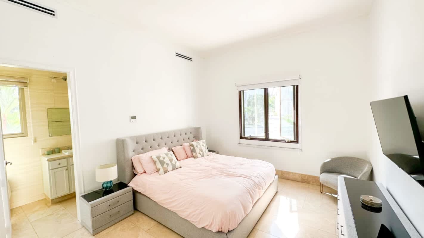 Bright living room with marble floors, high ceilings, access to terrace in Santa María luxury property Panama