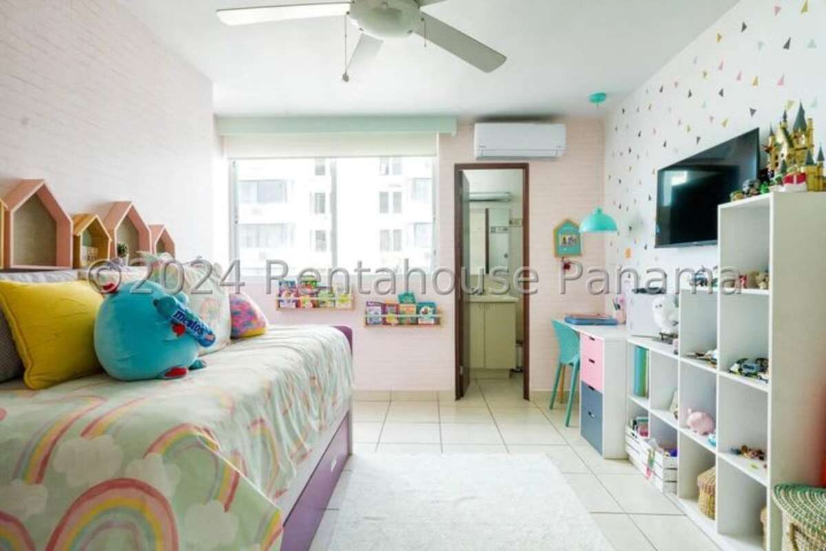 Swimming pool with city skyline backdrop PH Park City Obarrio Panama