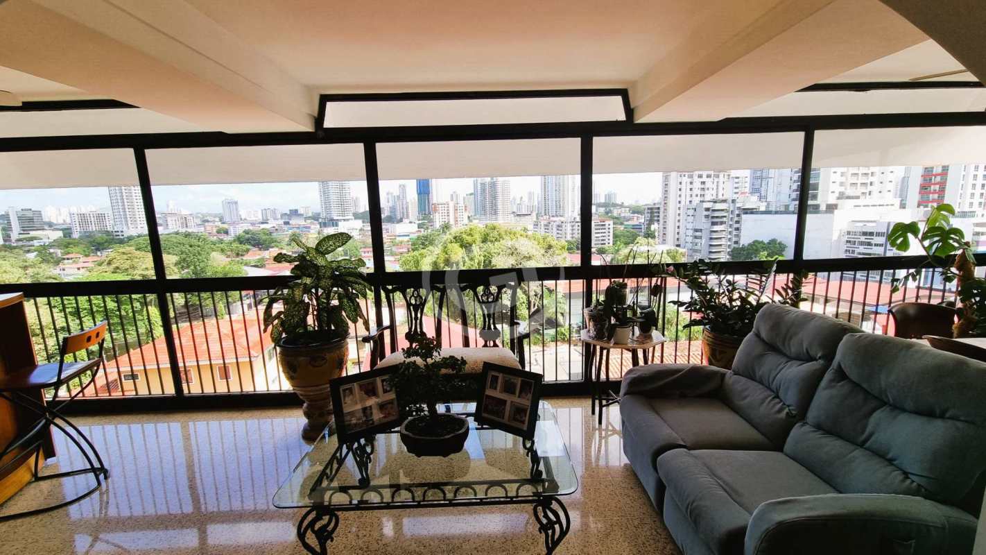 Living room with floor-to-ceiling windows featuring city and park views in PH Tabasará Panama