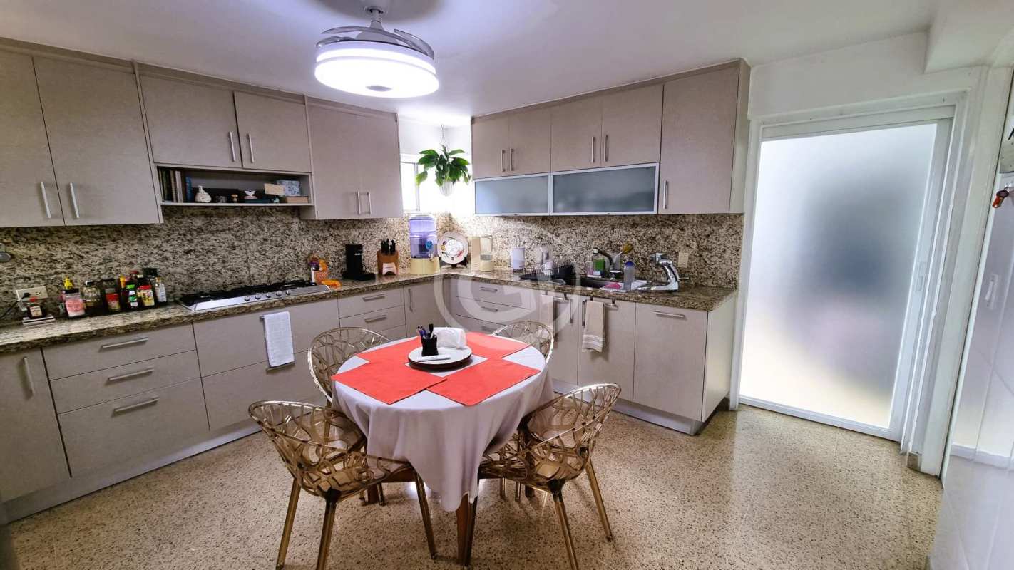 Traditional kitchen with granite countertops and breakfast nook PH Tabasará El Carmen Panama