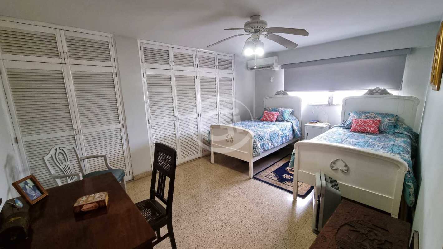Bathroom with glass sink, modern tile, mirror PH Tabasará El Carmen Panama