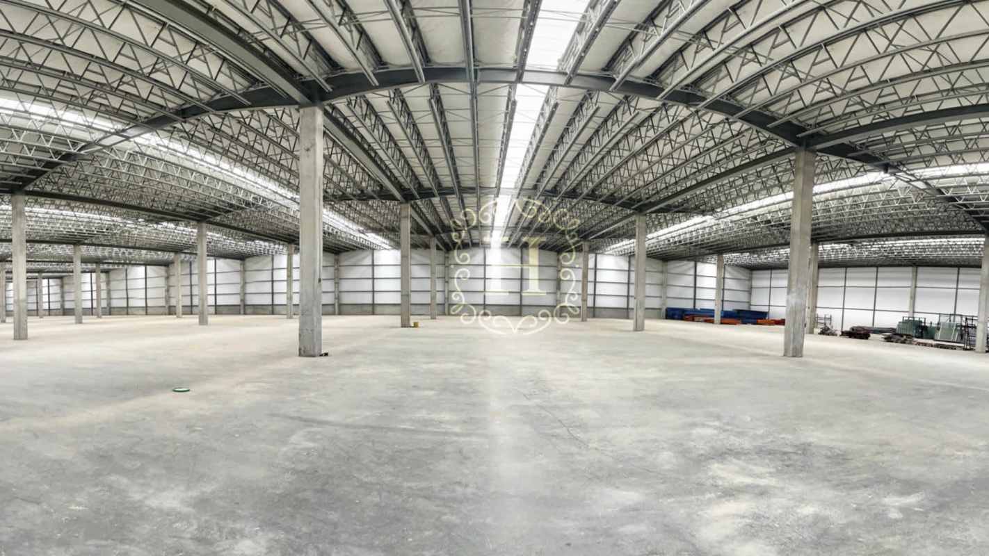 Spacious industrial warehouse with high ceilings, steel columns, skylights in Costa Sur Panama