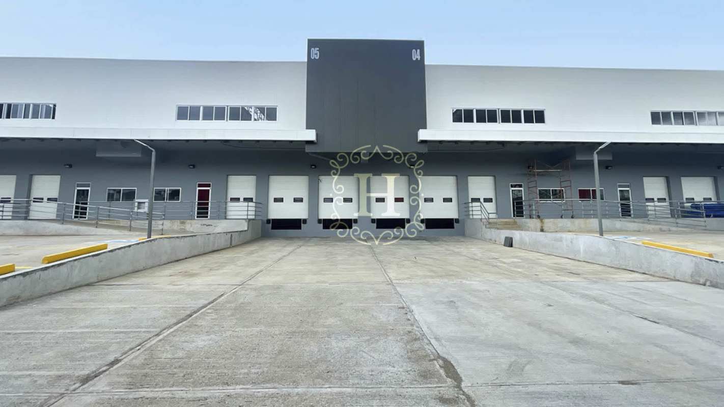 Industrial warehouse interior featuring mezzanine level, high ceilings Costa Sur Panama