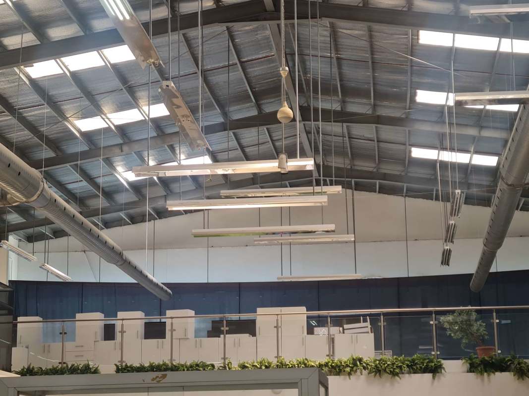 Large warehouse space with loading dock bays, tall ceiling and open industrial structure in Panama City