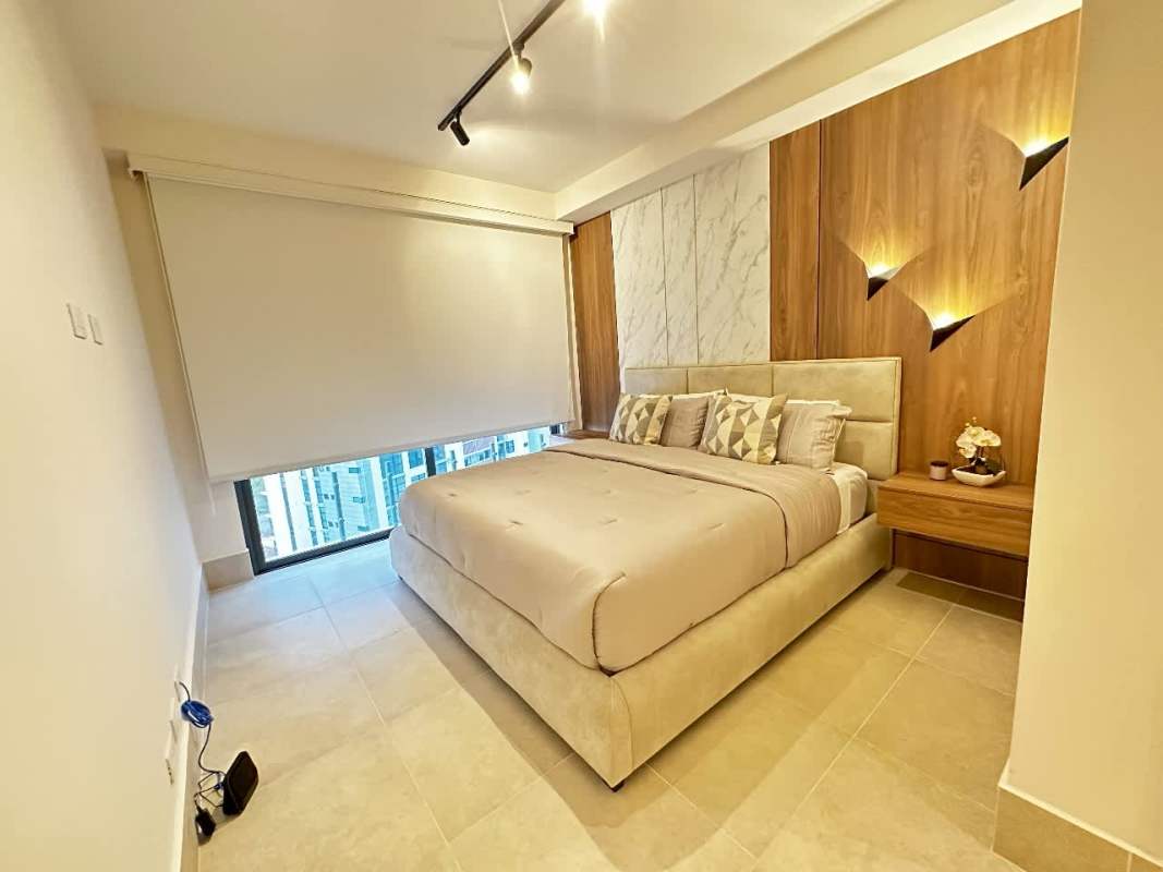 Spacious master suite with large window, en-suite bathroom, walk-in closet furnished in PH Country Club Santa María Panama