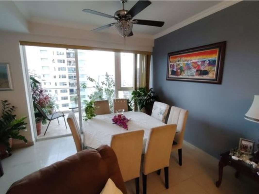 Dining area with balcony access and city views in PH Windows tower apartment Panama City