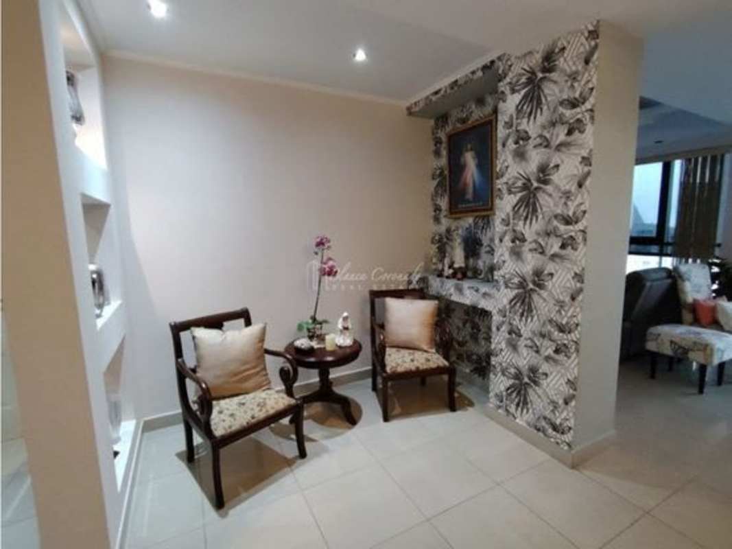 Seating nook with wallpaper and decorative shelves in apartment PH Windows Panama San Francisco