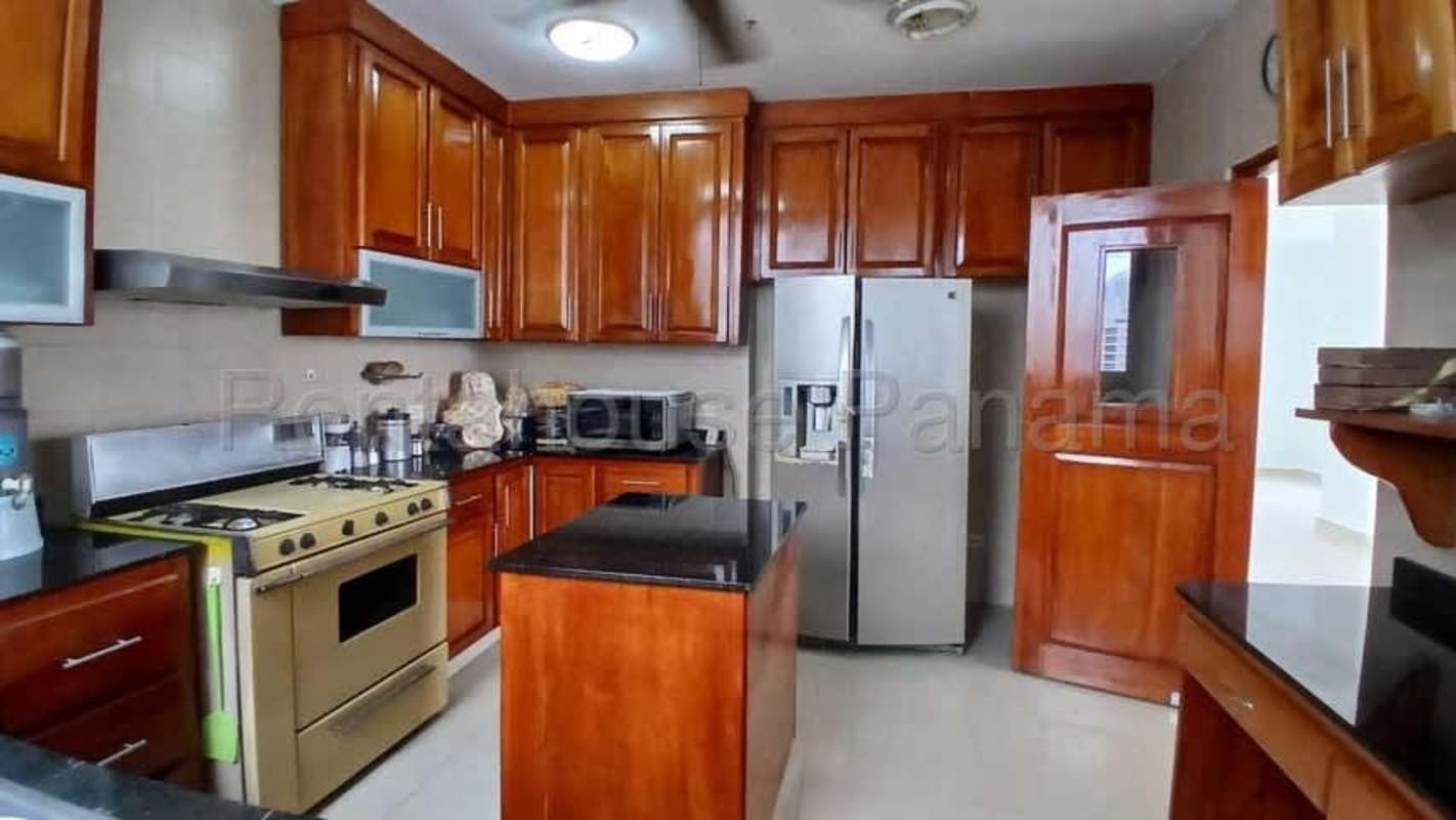 Traditional kitchen with granite countertops and modern appliances PH Mandarin Bay Panama City