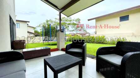 Kitchen with granite countertops and upper cabinets Panama Pacifico house for sale