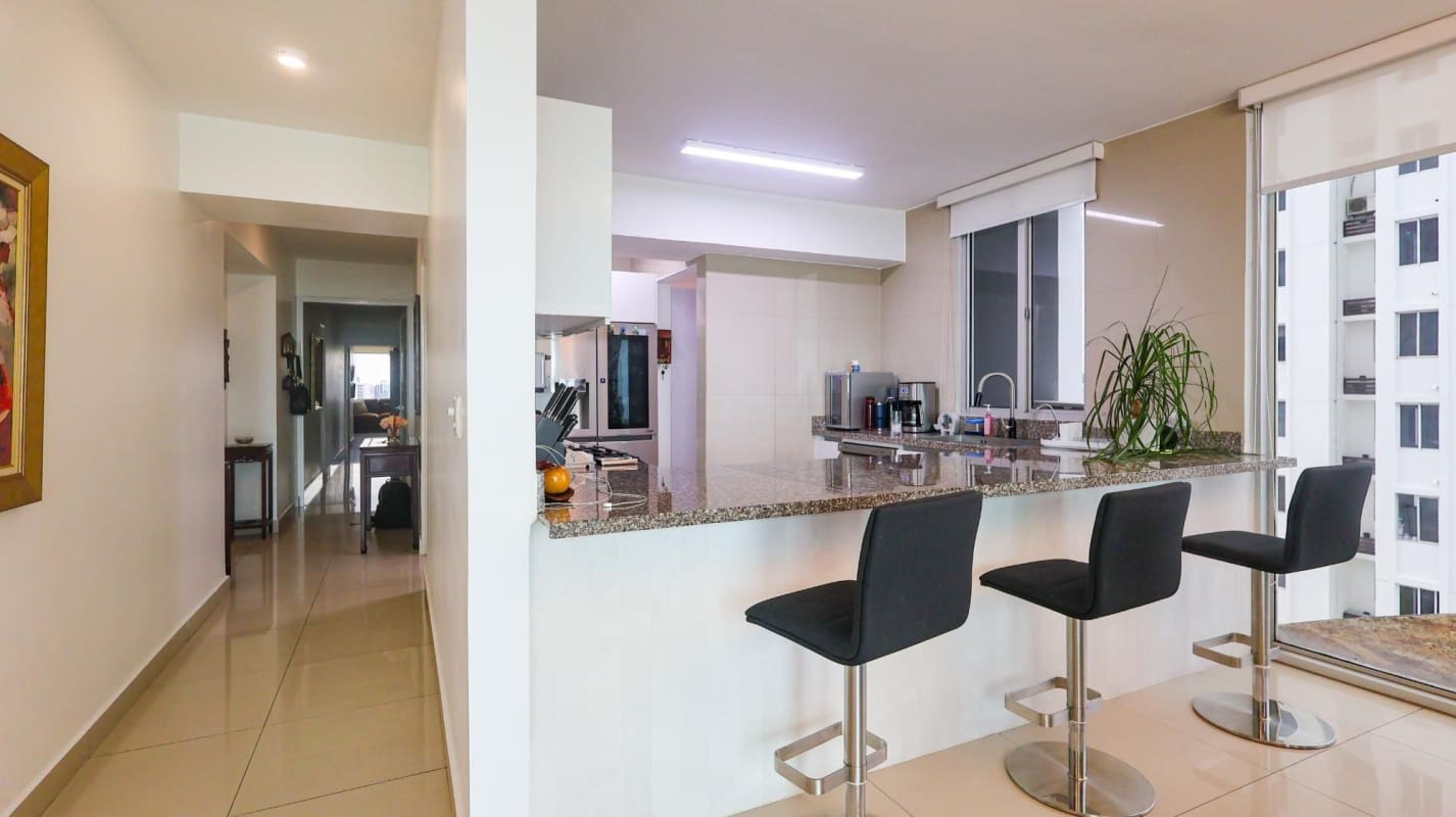 Master bedroom with large windows, walk-in closet, ensuite bathroom, ocean view PH Prive Tower Panama