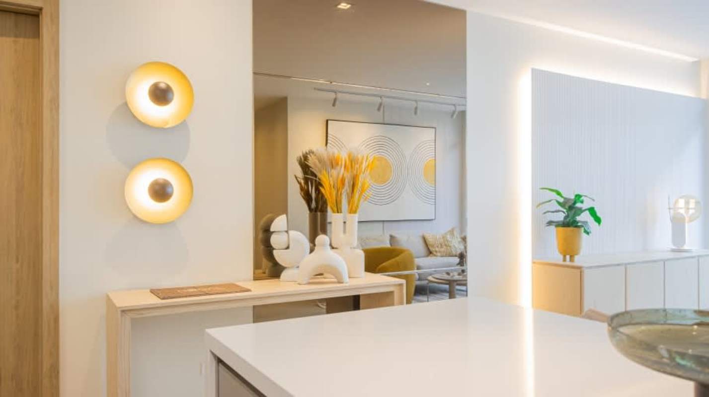 Minimalist kitchen with breakfast bar, wood cabinets, black faucet and hexagonal tile PH Nogal