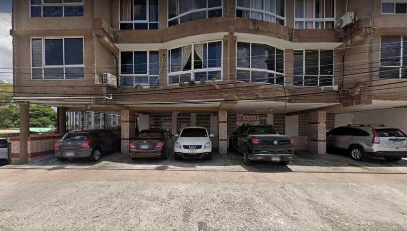 Spacious empty commercial interior with tiled floors and partition wall in Parque Lefevre commercial plaza