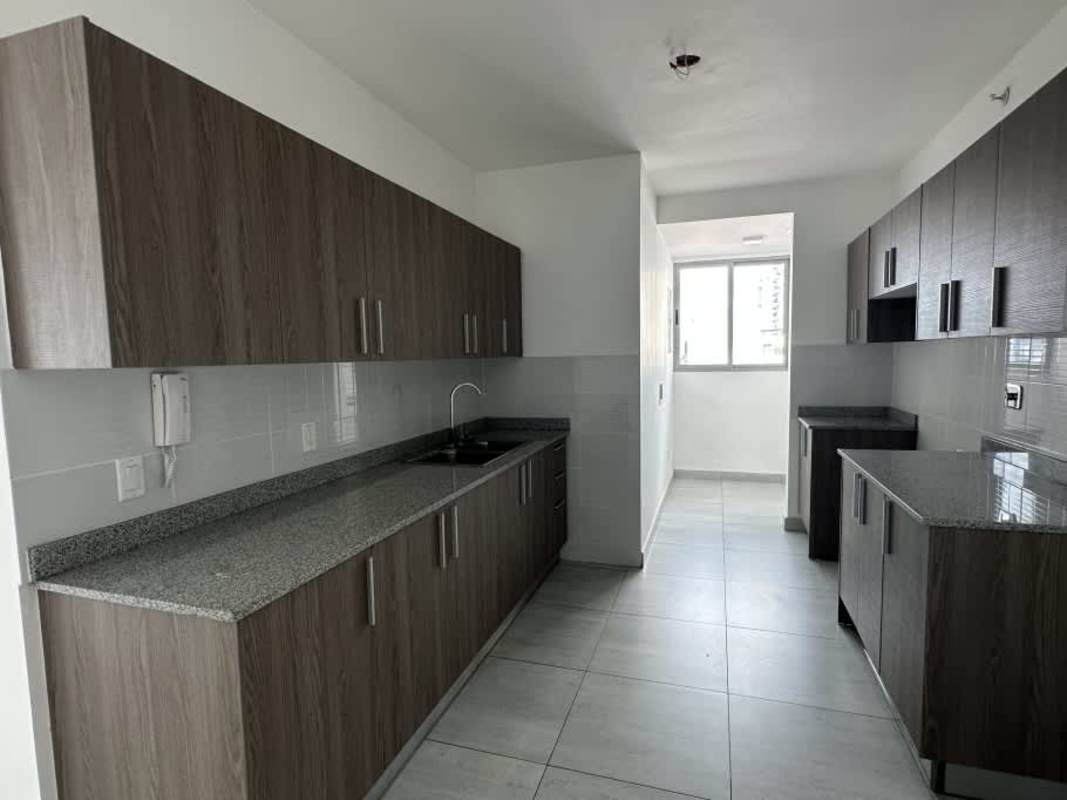 Walk-in closet with modern built-in shelving and drawers PH Astre Haus Panama City