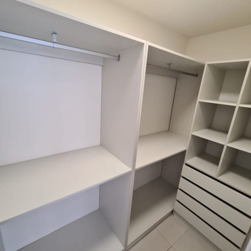 White built-in walk-in closet with shelves, drawers and hanging space PH Riverside Panama