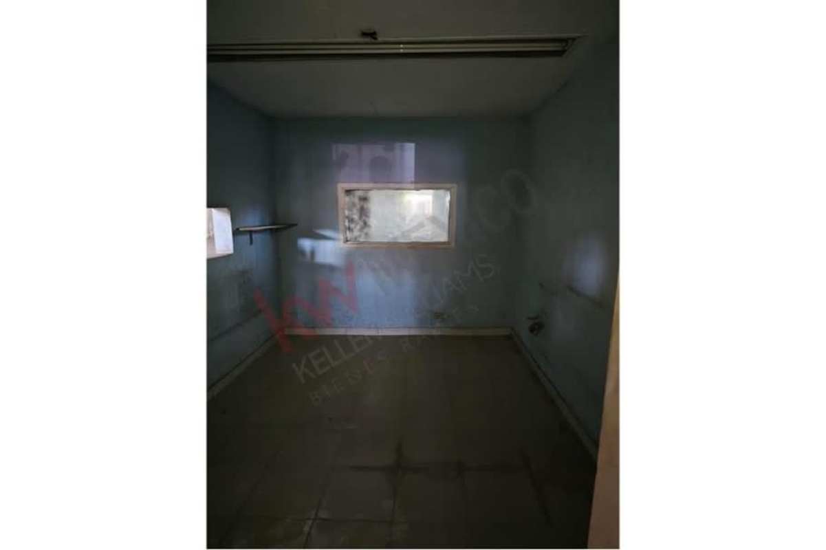 Spacious industrial warehouse interior with exposed ceiling at Ciudad Juárez