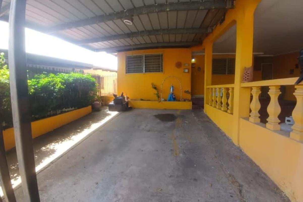Spacious tiled living and dining area with ceiling fan in house for sale Cerro Viento San Miguelito Panama City.