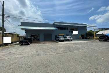 Modern retail storefront units for lease in commercial plaza along Vía Interamericana Panama