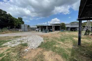 Commercial plaza with large lot space and separate retail units for sale in Chame Panama