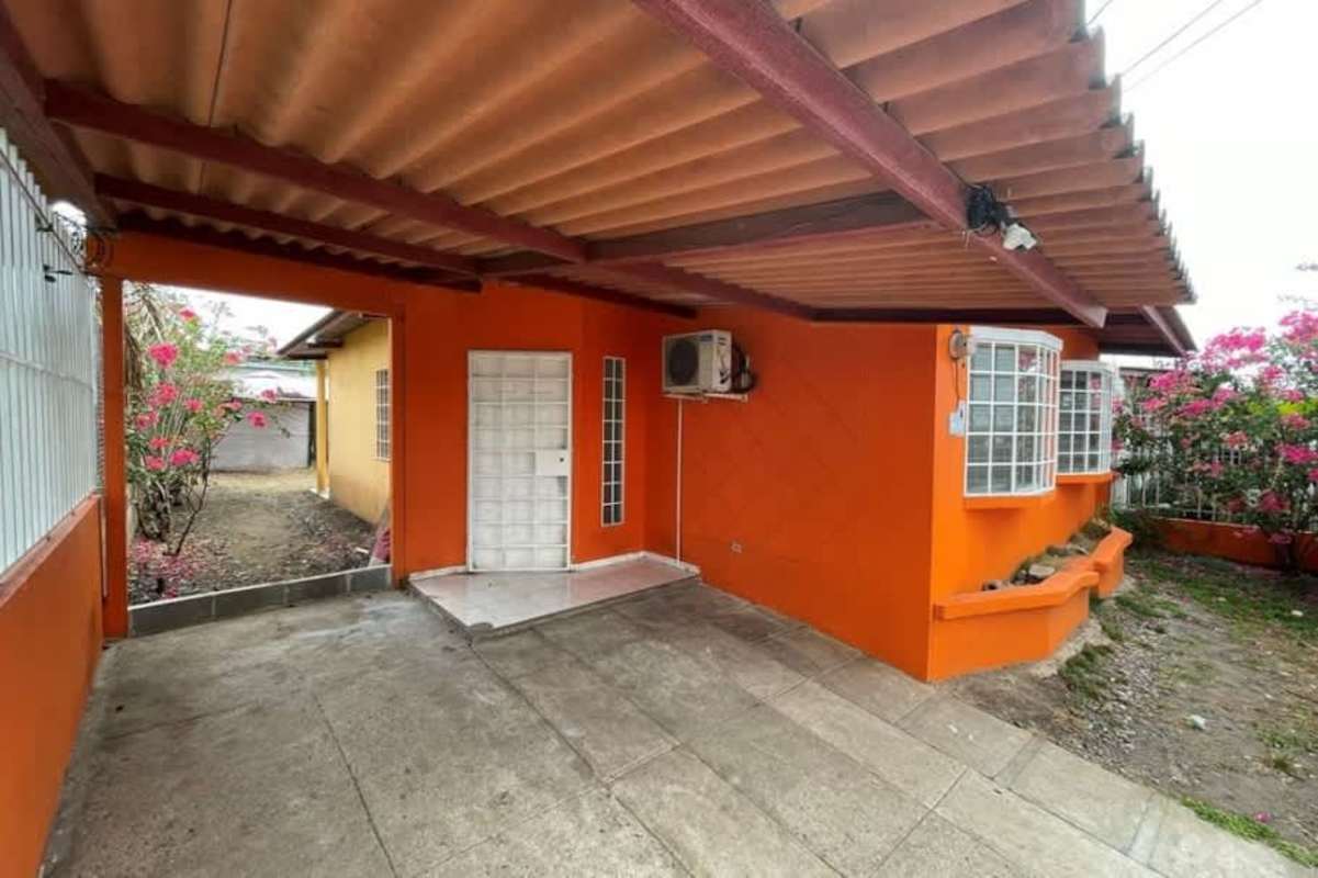 Spacious living room with tile floors and large windows in house for sale El Crisol Panama