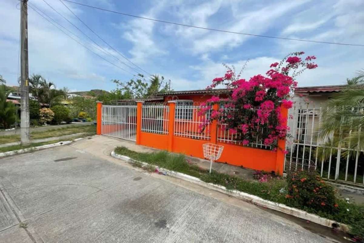 Fenced inner yard with mature trees corner house for sale San Miguelito Panama