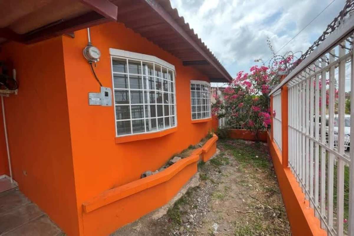 Backyard with fence and outdoor space corner house for sale La Castellana El Crisol Panama City