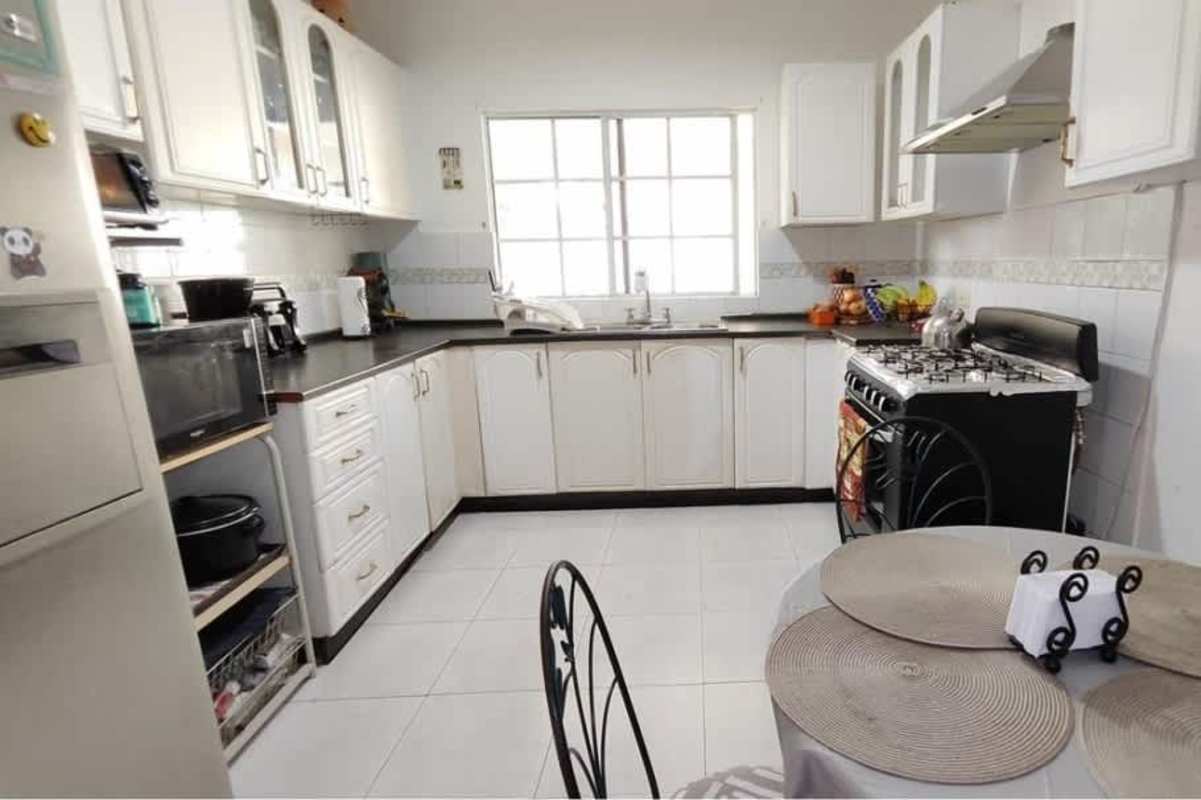 4 Bedroom House for Sale Fuente del Fresno San Miguelito - View 11