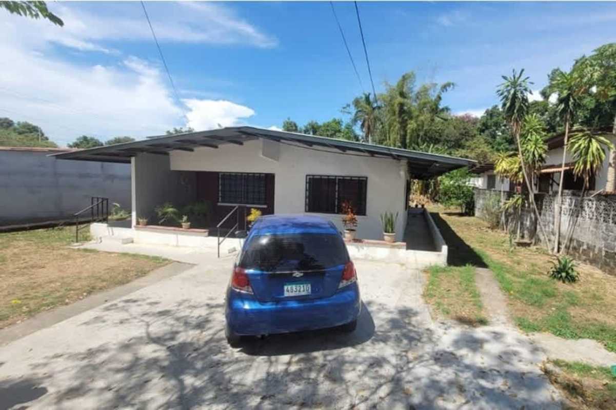 Garden yard with banana trees and parking Panamanian residential lot Ciudad Radial Juan Díaz
