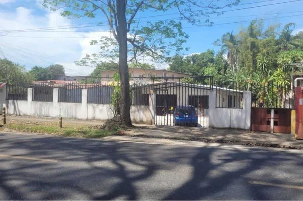 Traditional kitchen with tile backsplash and cabinets duplex house Ciudad Radial Panama