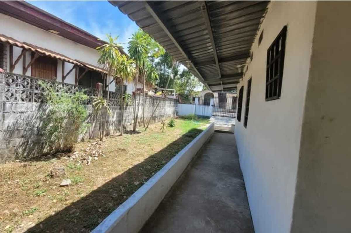 Driveway and parking inside gate duplex houses Ciudad Radial Juan Díaz Panama City