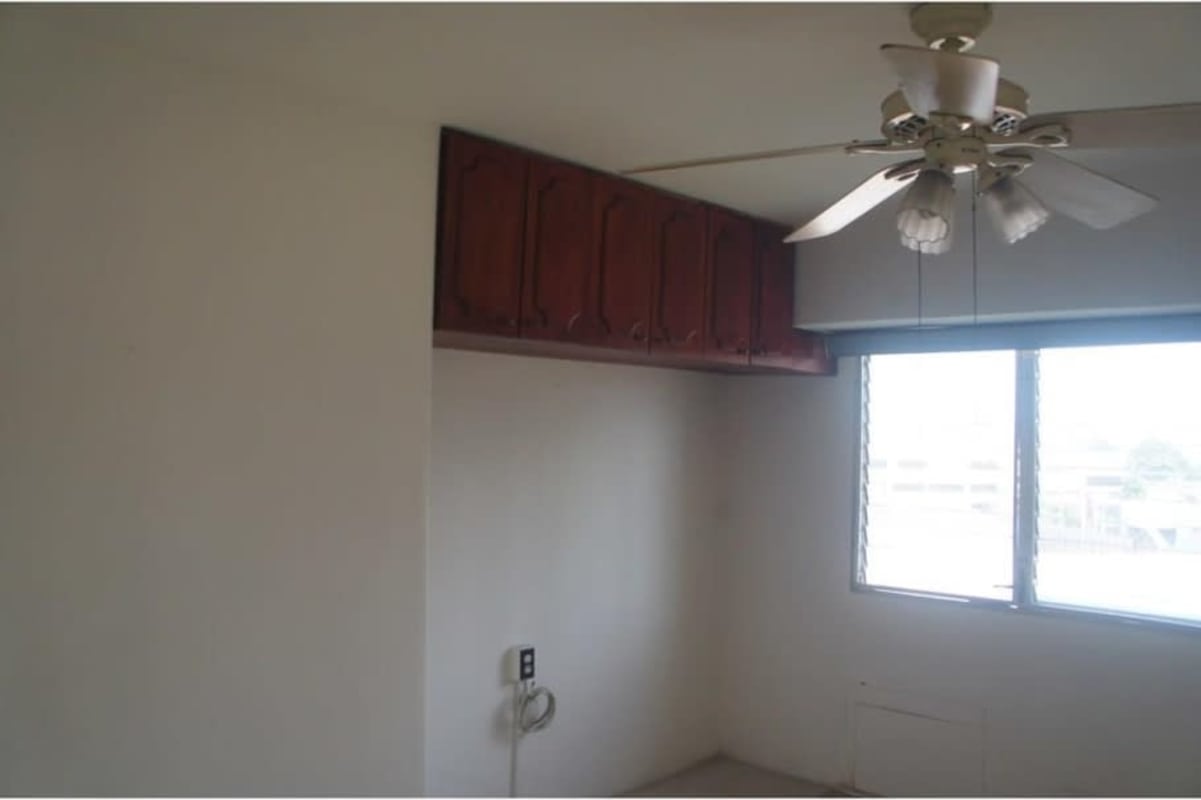 Second bedroom with closet and ceiling fan in PH Park View El Dorado Panama City