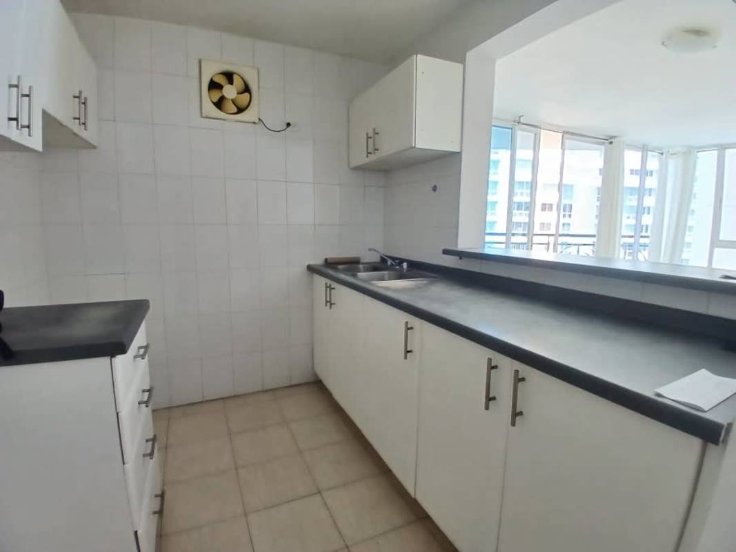 Spacious bedroom with large windows, ceiling fan, tile floors in PH Edison Park Panama