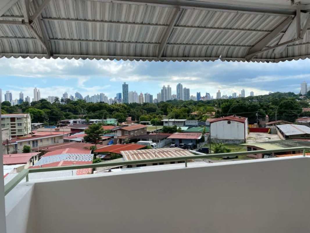 Cozy 2BR Apartment with Balcony Parque Lefevre Panama