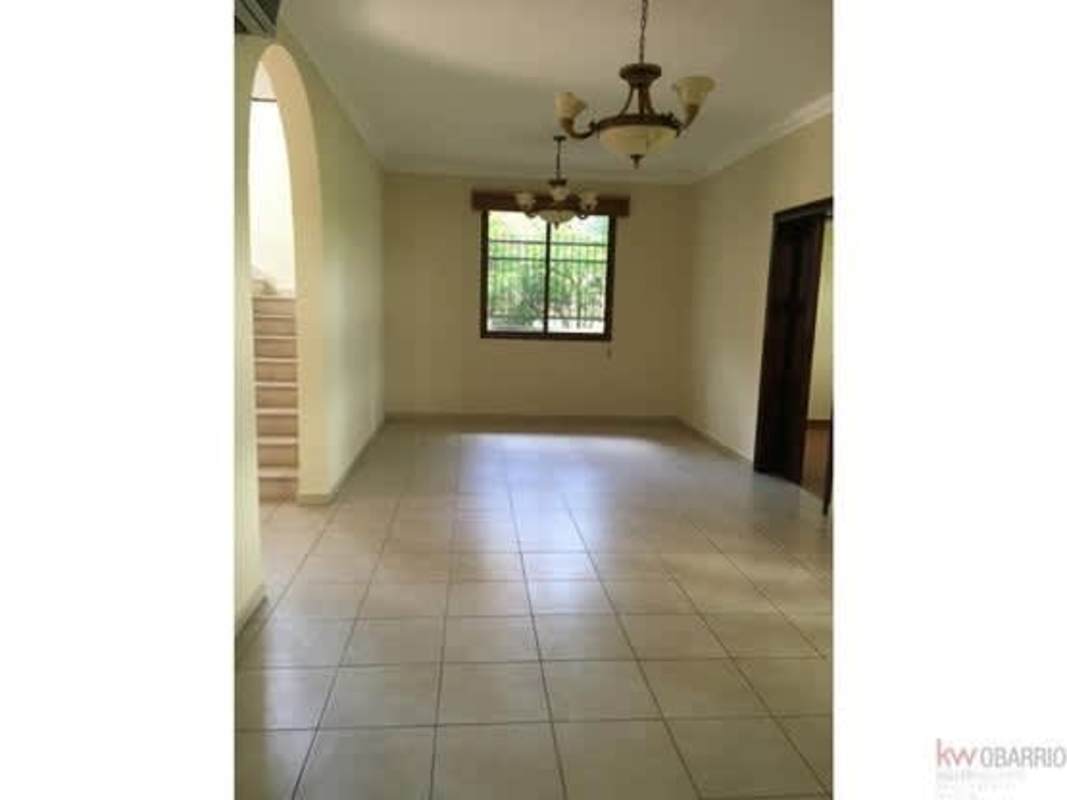 Bright enclosed porch large windows garden views Residencial Clayton Panama