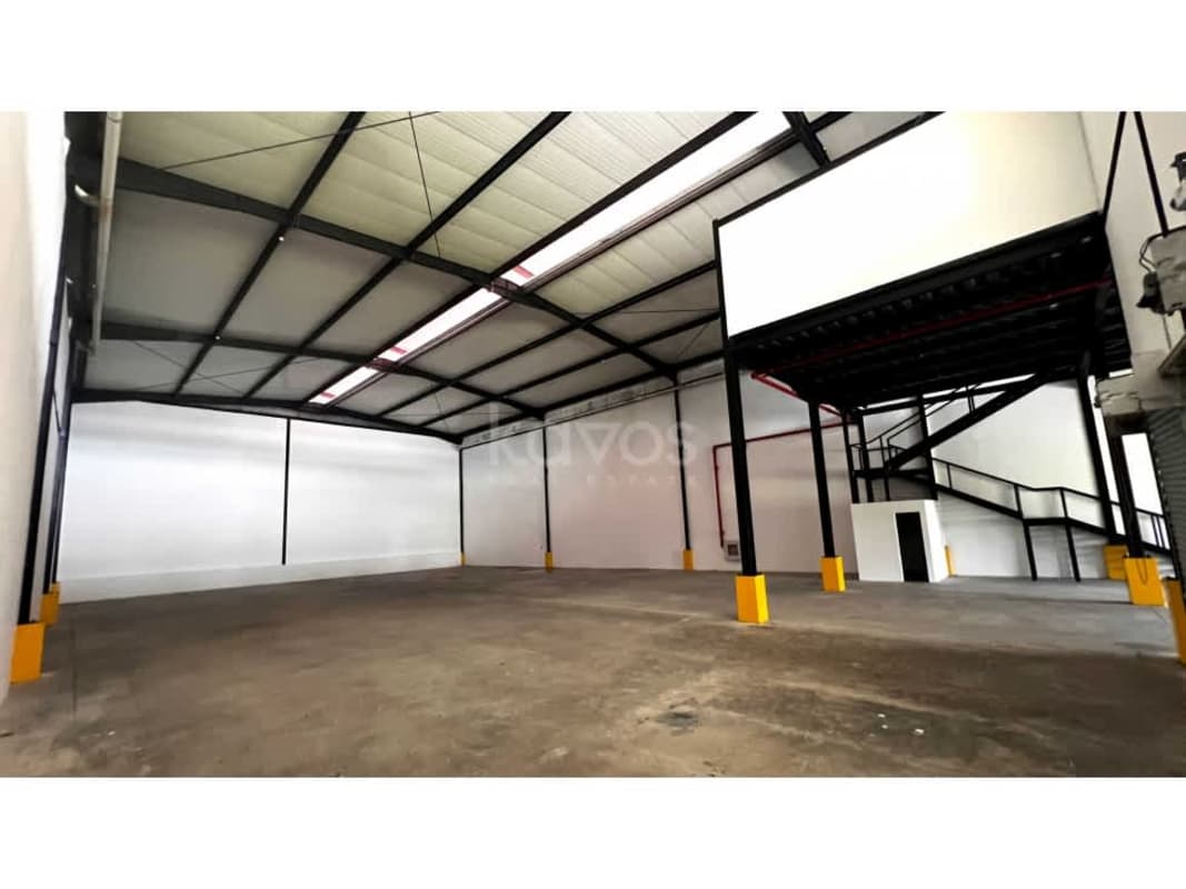 Spacious interior of commercial warehouse with mezzanine, 12m high ceilings, concrete floors in Las Americas Park Panama