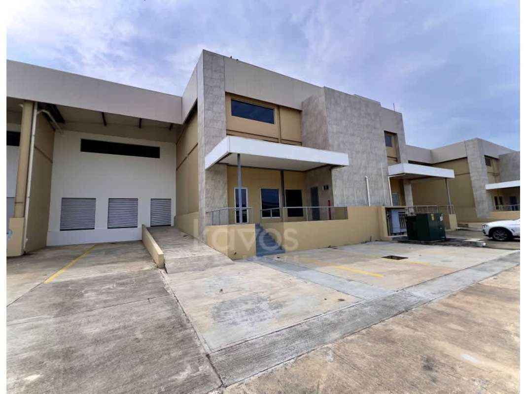 Warehouse interior with open bay, roller shutter doors, high roofline, concrete flooring Parque Industrial Las Americas Panama