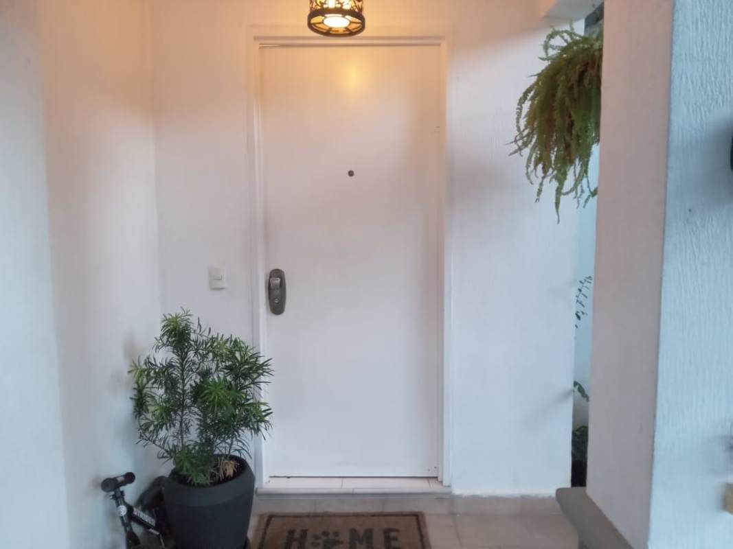 Bedroom with AC built-in closet in house Quintas de Versalles Panama City