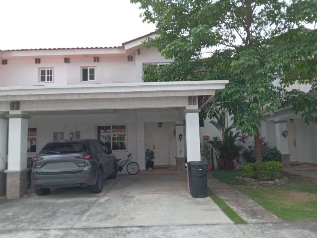 Two-level remodeled townhouse with private parking Quintas de Versalles Panama
