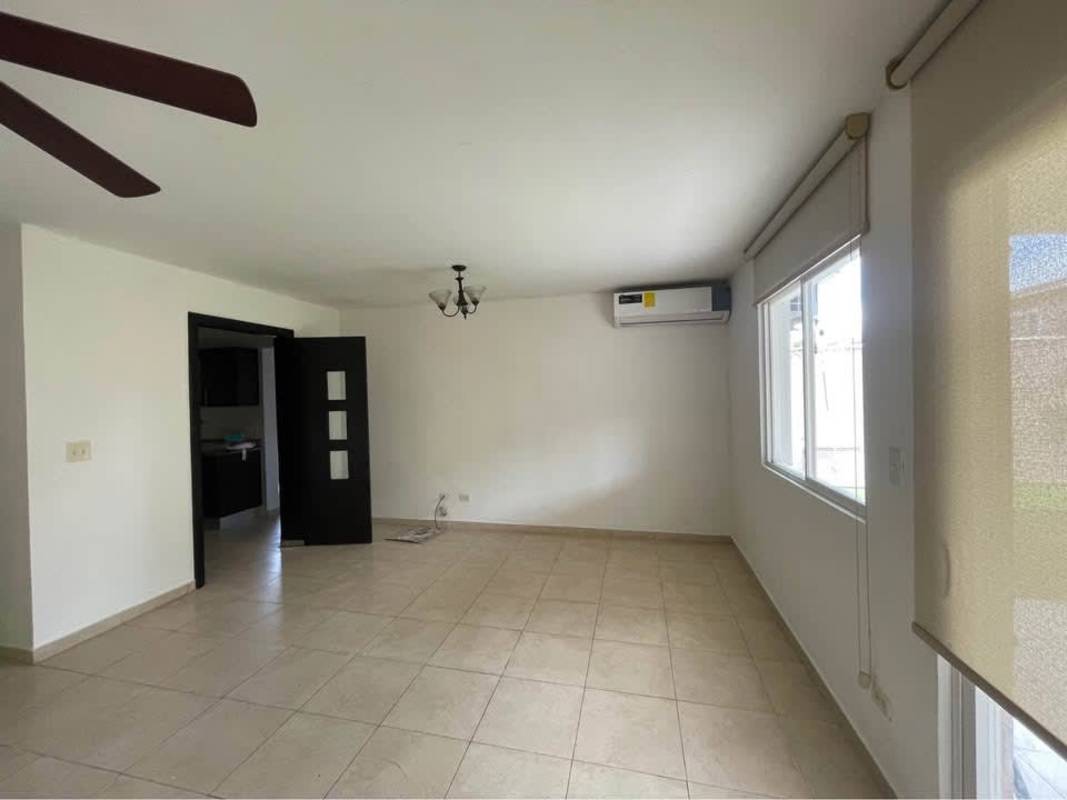 Spacious family area with windows, ceiling fan and split AC in Brisas del Golf Panama