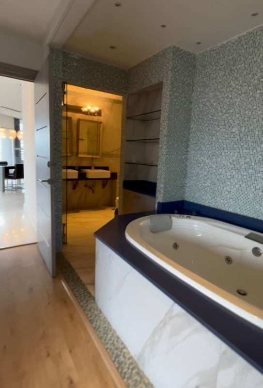 Spacious furnished bedroom with wood floors, built-ins, Jacuzzi and urban views, PH Luxor, El Cangrejo Panama