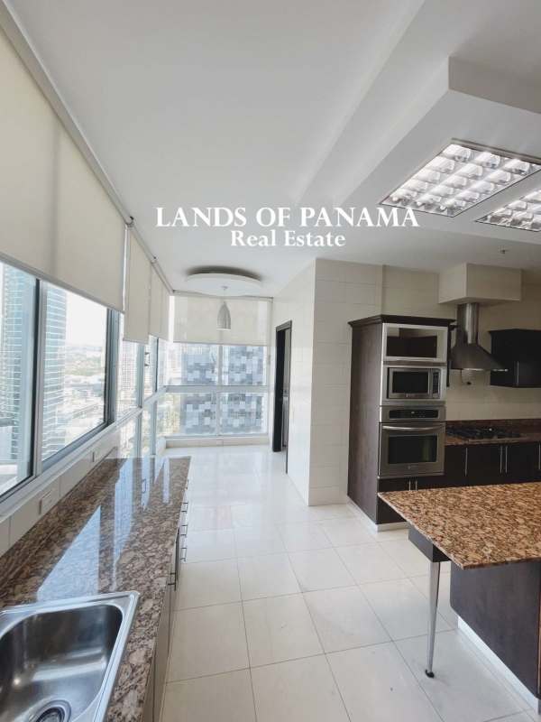 Large balcony with panoramic Pacific vistas PH Ocean One Costa del Este