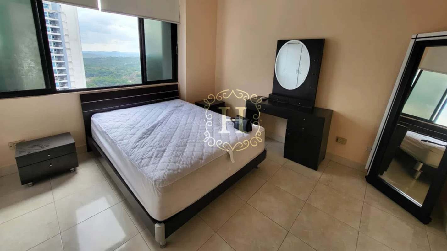 Bedroom with window panoramic city and greenery views PH Dos Mares Betania