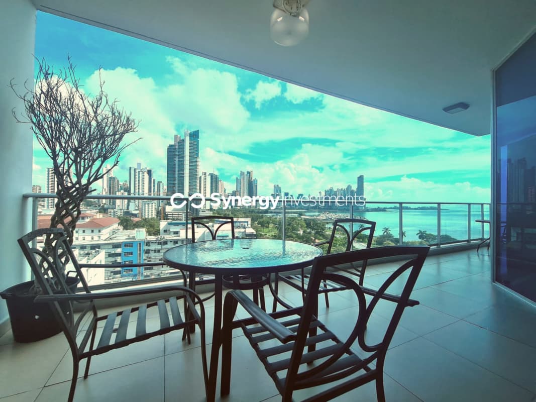 Walk-in closet in large bedroom PH BICSA Panama Avenida Balboa