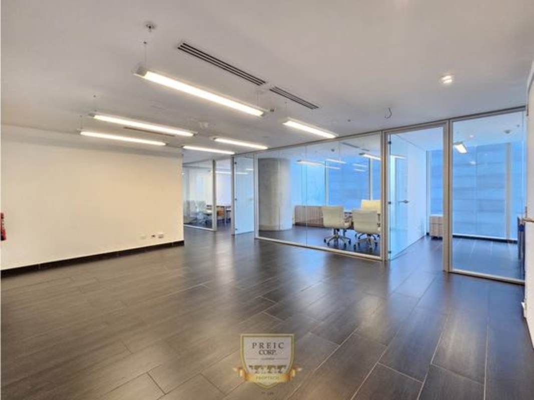 Glass-partitioned conference room with modern lighting and furnishings at Oceania Business Center Punta Pacifica