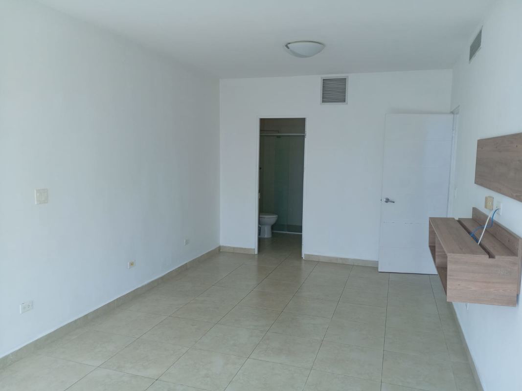 Spacious bedroom with large windows, ocean view, walk-in closet in PH H2O Avenida Balboa Panama