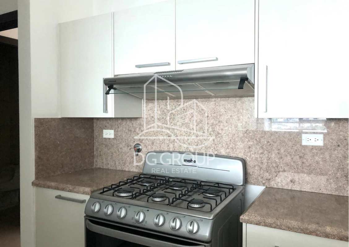 Fully equipped modern kitchen with granite countertops in Costa del Este apartment