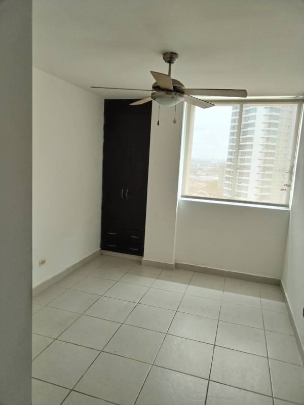 Secondary bedroom with large window and built-in closet PH Green Bay Costa del Este